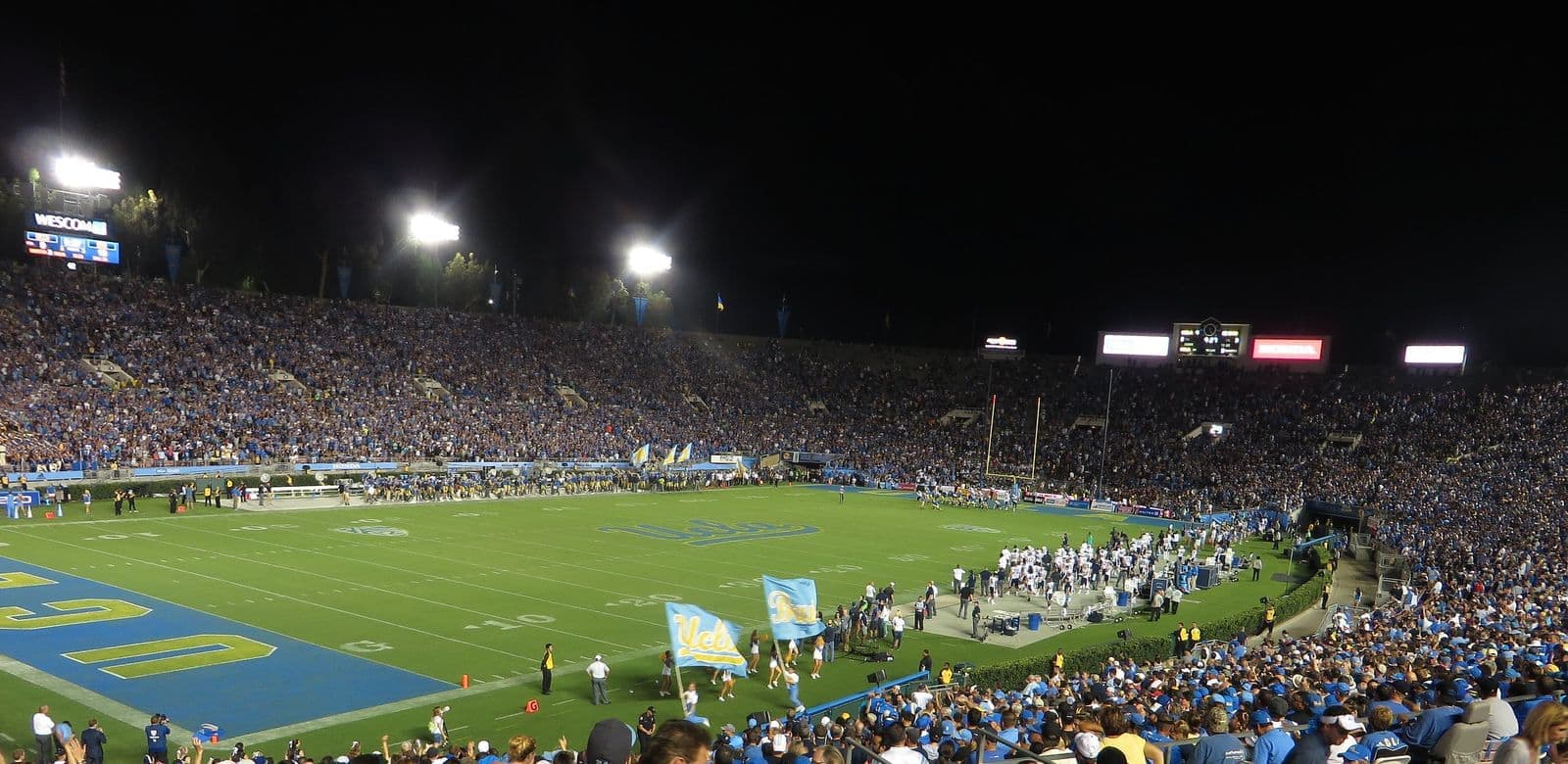 Заполненный Rose Bowl под прожекторами во время вечернего матча UCLA